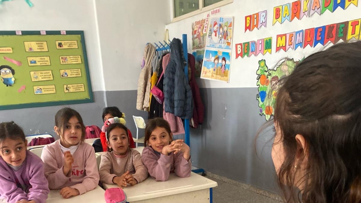 Dilimizin Zenginlikleri: Anlat Bakalım Etkinliği   Öğrencilerimizle eğlenceli bir Anlat Bakalım etkinliği  gerçekleştirdik 